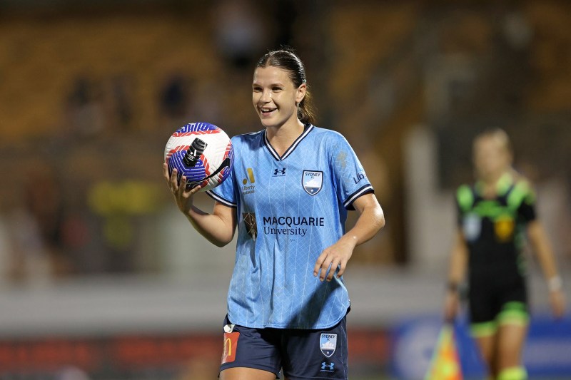 Kirsty Fenton playing for Sydney FC
